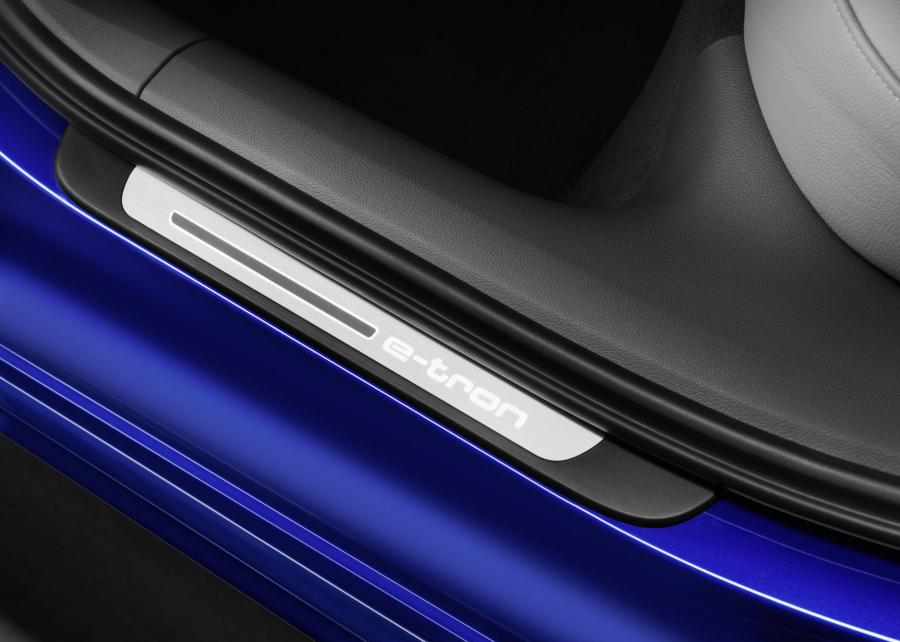 Детали интерьера Audi A6 L 40 e-tron (4G, C7) 2016 года  (фото 7 из 32)